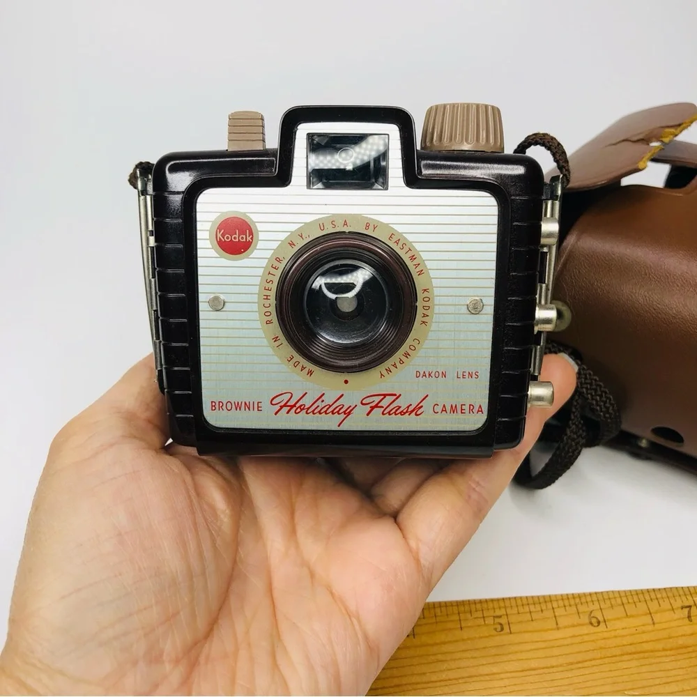 VINTAGE 1950s KODAK BROWNIE HOLIDAY FLASH CAMERA Original Strap DAKON LENS USA